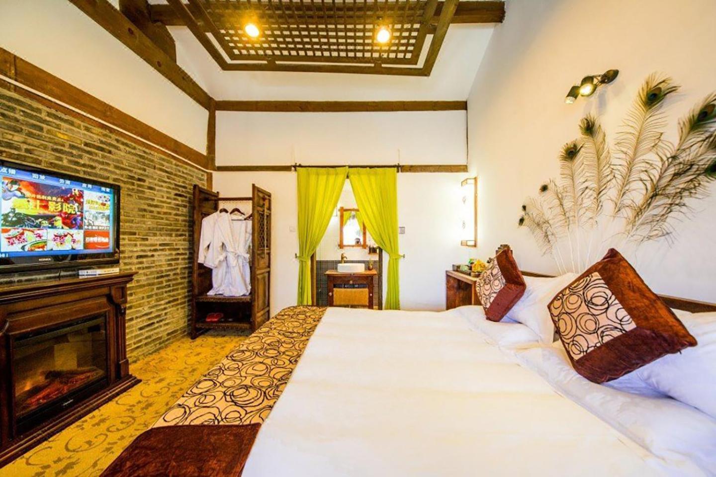 Big Tree Guesthouse - Naxi Old Style Лицзян Экстерьер фото