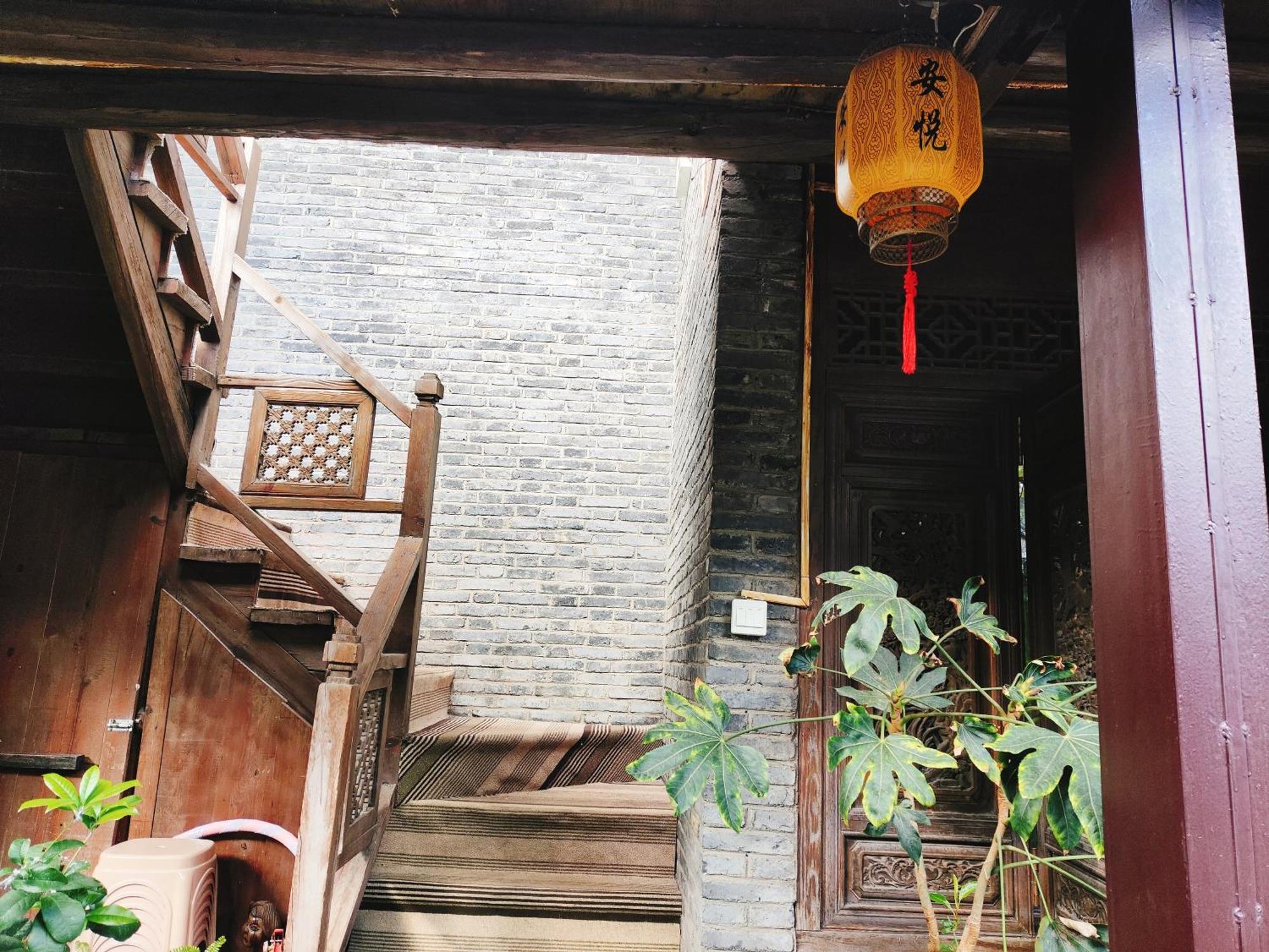 Big Tree Guesthouse - Naxi Old Style Лицзян Экстерьер фото