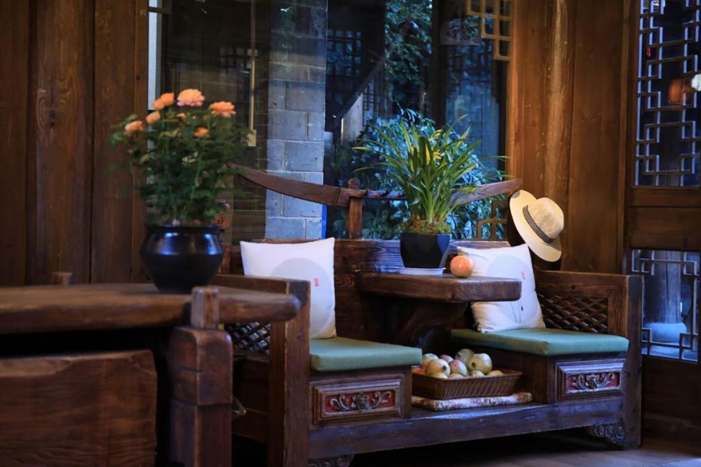 Big Tree Guesthouse - Naxi Old Style Лицзян Экстерьер фото
